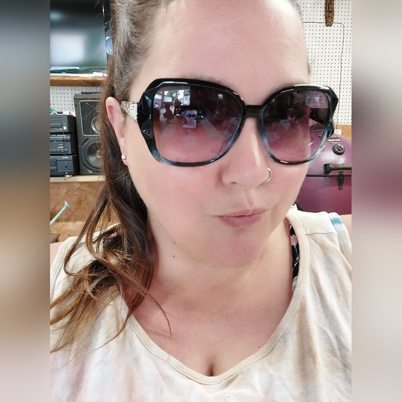 Meet your Posher, Briana - Picture 3 of 3